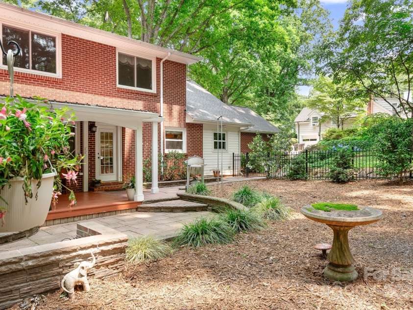 329 Oakwood Drive, Statesville, NC 28677.  MLS# CAR4227949, YatesRealty ID 25616. 