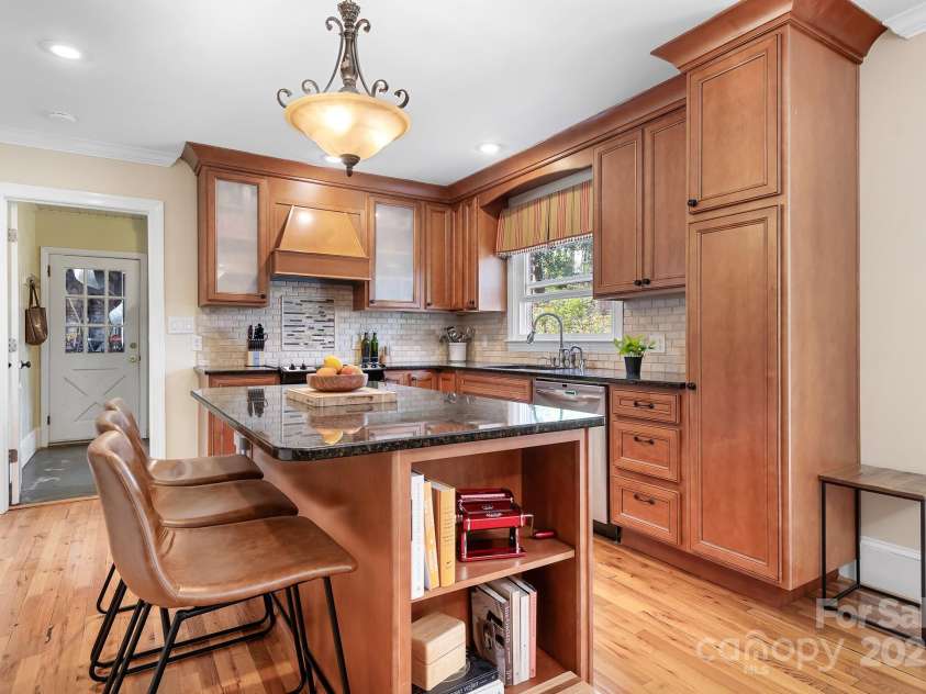 329 Oakwood Drive, Statesville, NC 28677.  MLS# CAR4227949, YatesRealty ID 25616. 