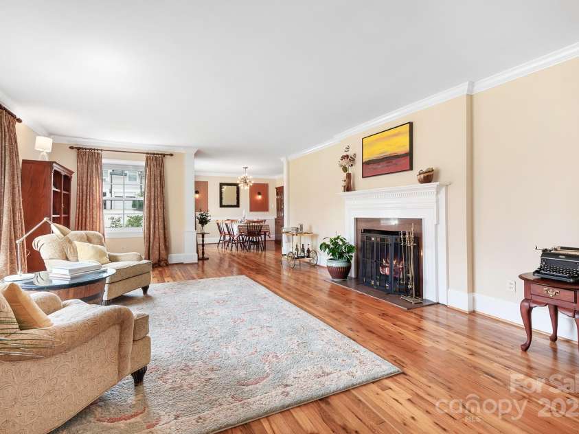 329 Oakwood Drive, Statesville, NC 28677.  MLS# CAR4227949, YatesRealty ID 25616. Large living room