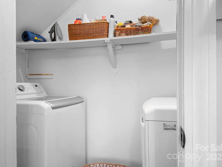 329 Oakwood Drive, Statesville, NC 28677.  MLS# CAR4227949, YatesRealty ID 25616. Main floor laundry