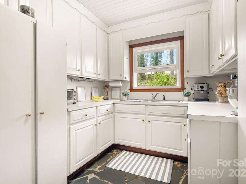 329 Oakwood Drive, Statesville, NC 28677.  MLS# CAR4227949, YatesRealty ID 25616. Scullery