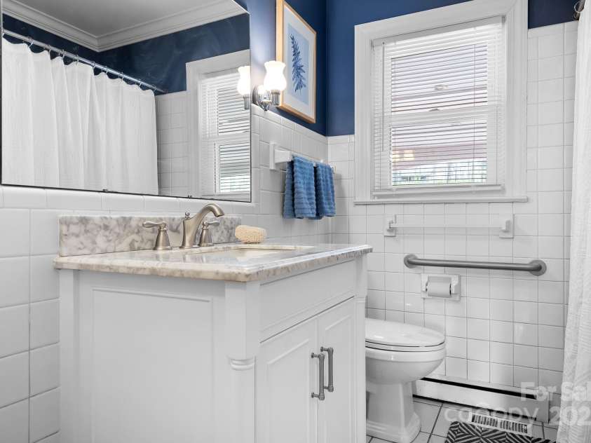 329 Oakwood Drive, Statesville, NC 28677.  MLS# CAR4227949, YatesRealty ID 25616. Second full bath on main floor