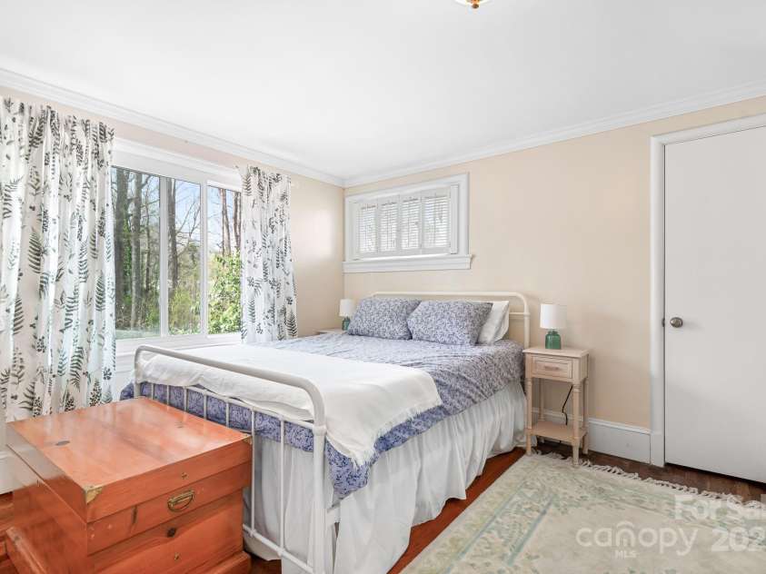 329 Oakwood Drive, Statesville, NC 28677.  MLS# CAR4227949, YatesRealty ID 25616. Upastairs second bedroom