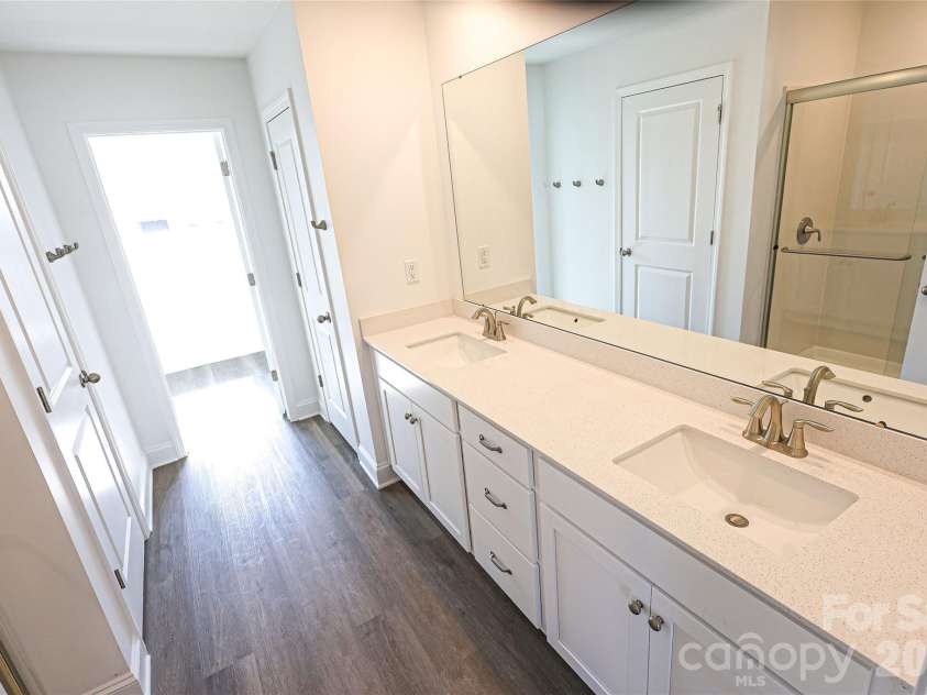5015 TWIN RIVER Drive, Denver, NC 28037.  MLS# CAR4365162, YatesRealty ID 25619. 
