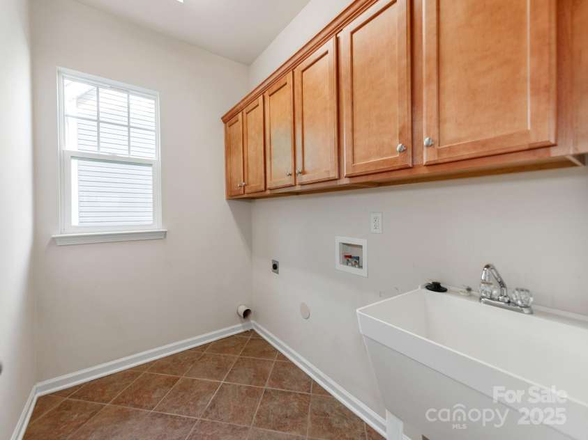 15001 Rosemary Way Drive, Huntersville, NC 28078.  MLS# CAR4260853, YatesRealty ID 25624. Laundry on Main