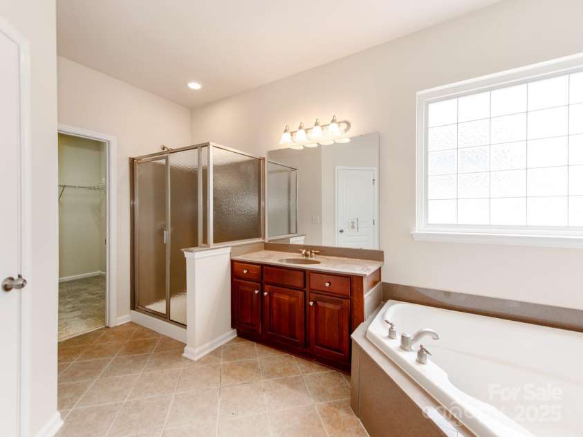 15001 Rosemary Way Drive, Huntersville, NC 28078.  MLS# CAR4308571, YatesRealty ID 25624. Dual Vanities & Soaking tub / glass shower.