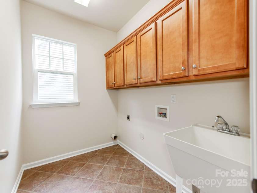 15001 Rosemary Way Drive, Huntersville, NC 28078.  MLS# CAR4308571, YatesRealty ID 25624. Large laundry room w/ wash/sink & cabinets