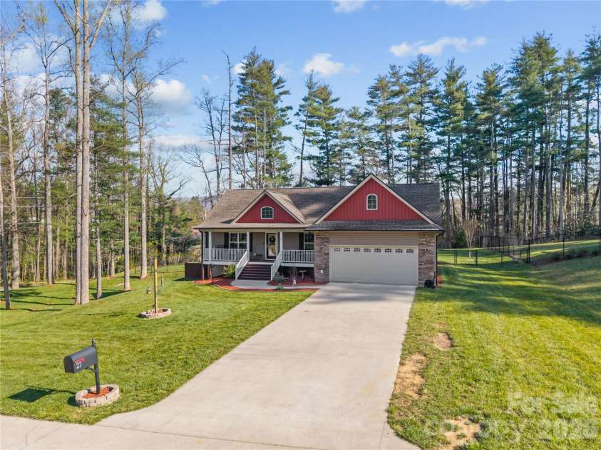 27 Pounding Mill Road, Hendersonville, NC 28792.  MLS# CAR4365219, YatesRealty ID 25624. 