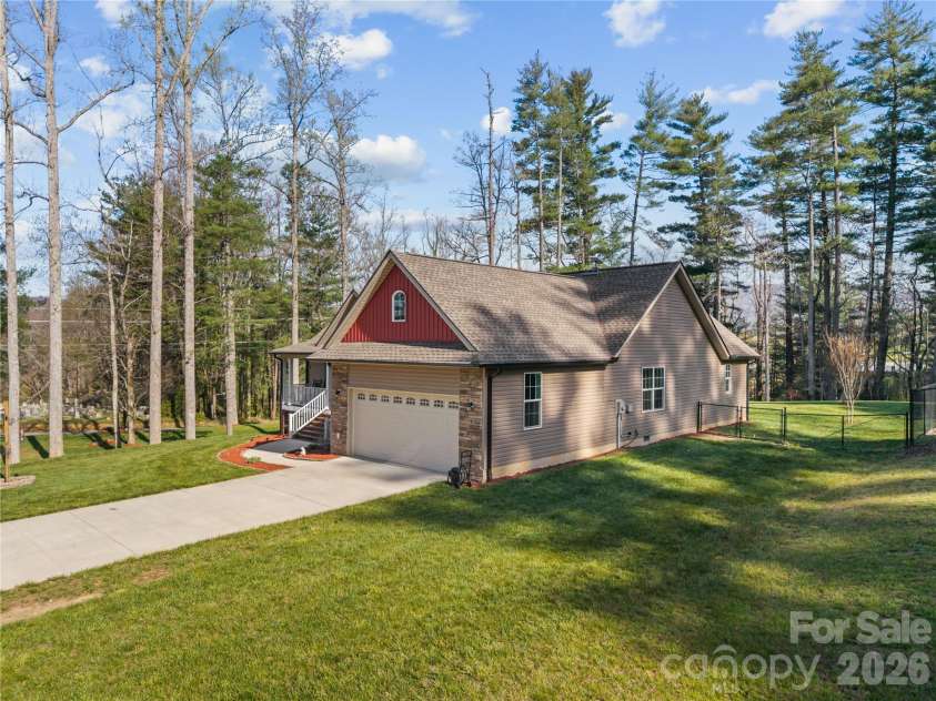 27 Pounding Mill Road, Hendersonville, NC 28792.  MLS# CAR4365219, YatesRealty ID 25624. 