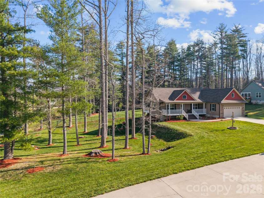 27 Pounding Mill Road, Hendersonville, NC 28792.  MLS# CAR4365219, YatesRealty ID 25624. 