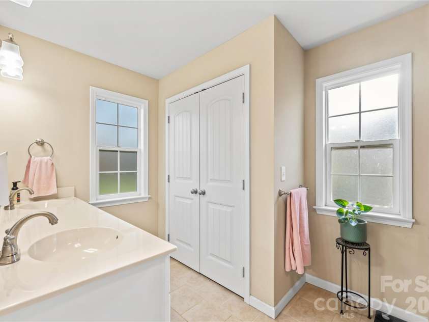 27 Pounding Mill Road, Hendersonville, NC 28792.  MLS# CAR4365219, YatesRealty ID 25624. Spacious main bedroom en suite