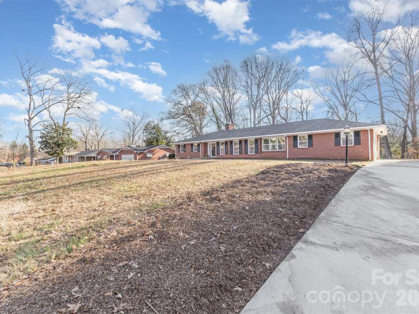 1210 Brookwood Drive, Shelby, NC 28150.  MLS# CAR4327379, YatesRealty ID 25632. 