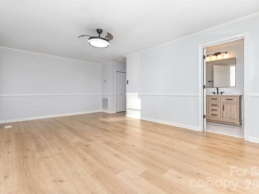 1210 Brookwood Drive, Shelby, NC 28150.  MLS# CAR4327379, YatesRealty ID 25632. 