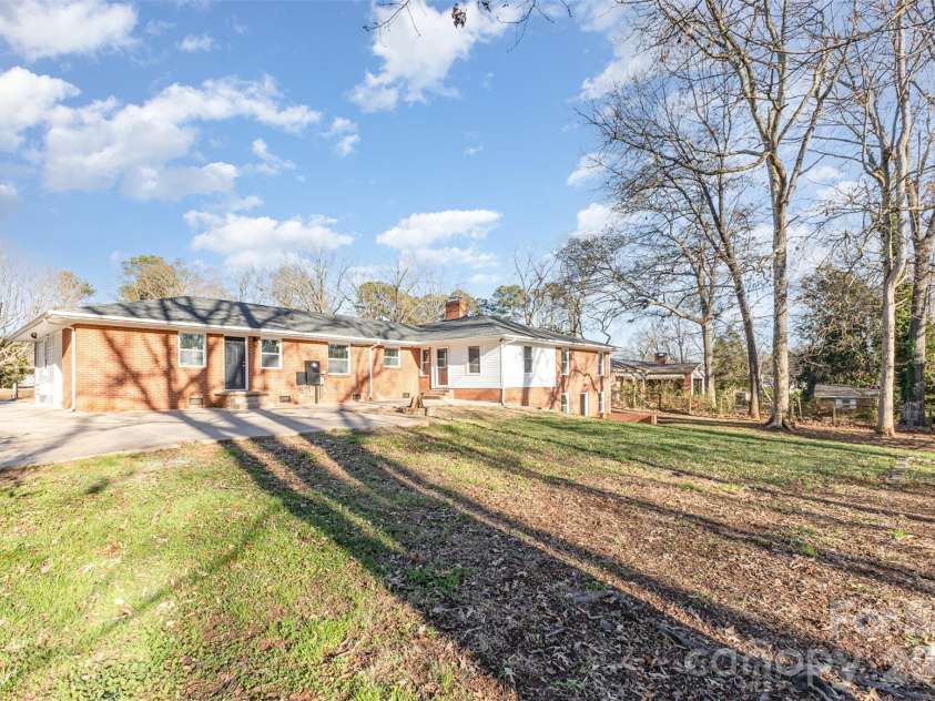1210 Brookwood Drive, Shelby, NC 28150.  MLS# CAR4327379, YatesRealty ID 25632. 