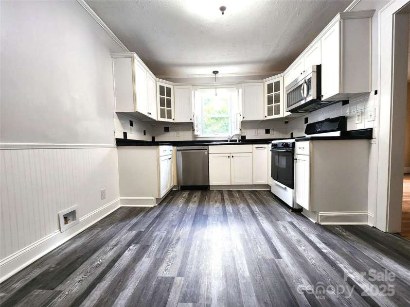 423 Cedar Street, Lincolnton, NC 28092.  MLS# CAR4264178, YatesRealty ID 25636. 