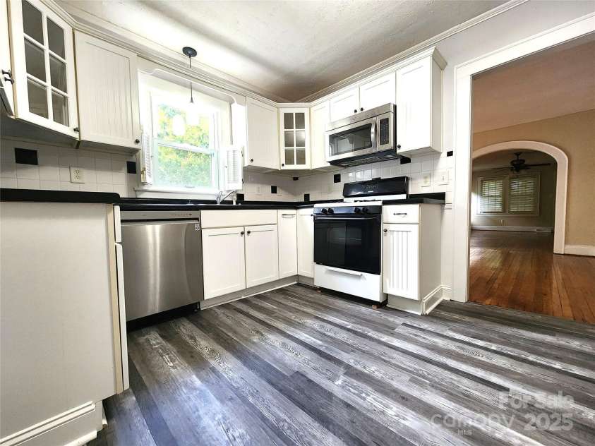 423 Cedar Street, Lincolnton, NC 28092.  MLS# CAR4264178, YatesRealty ID 25636. 