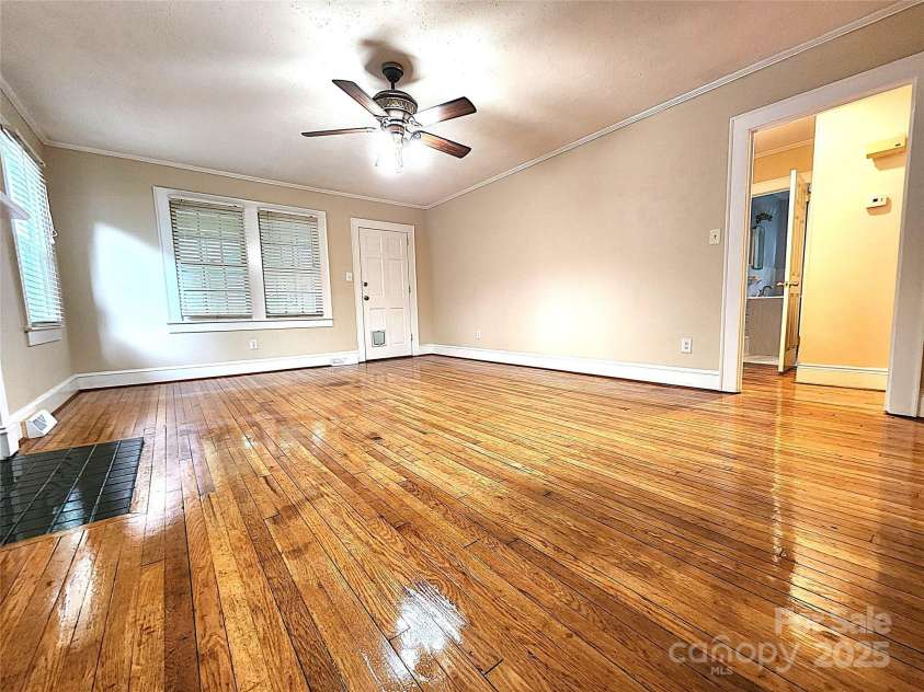 423 Cedar Street, Lincolnton, NC 28092.  MLS# CAR4264178, YatesRealty ID 25636. 