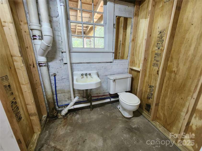 423 Cedar Street, Lincolnton, NC 28092.  MLS# CAR4264178, YatesRealty ID 25636. 