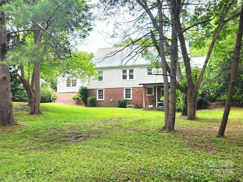 423 Cedar Street, Lincolnton, NC 28092.  MLS# CAR4264178, YatesRealty ID 25636. 