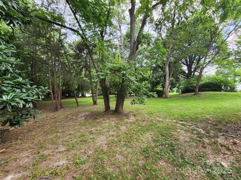 423 Cedar Street, Lincolnton, NC 28092.  MLS# CAR4264178, YatesRealty ID 25636. 