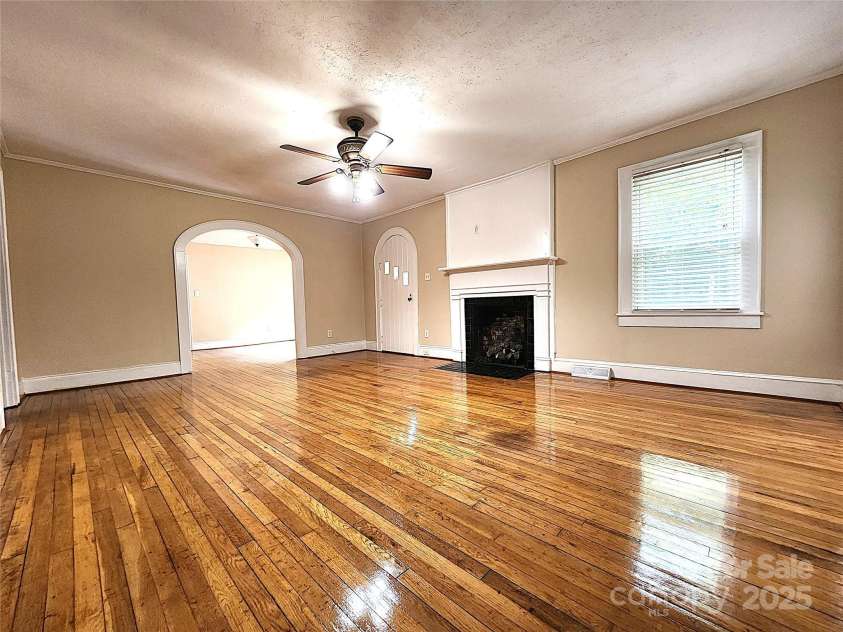 423 Cedar Street, Lincolnton, NC 28092.  MLS# CAR4264178, YatesRealty ID 25636. 