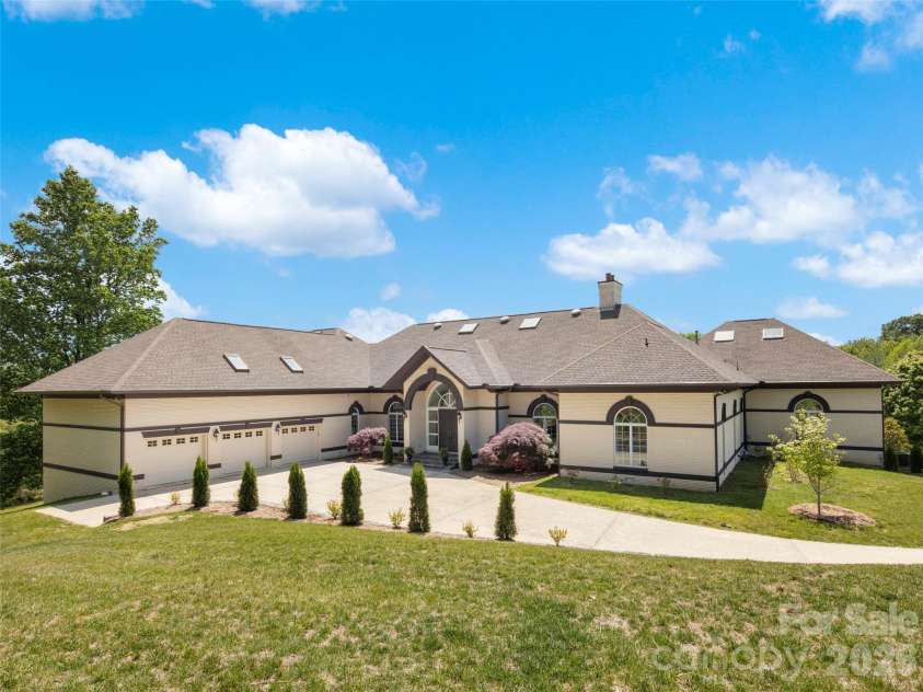 813 Rickel Drive, Hendersonville, NC 28739.  MLS# CAR4382404, YatesRealty ID 25636. 