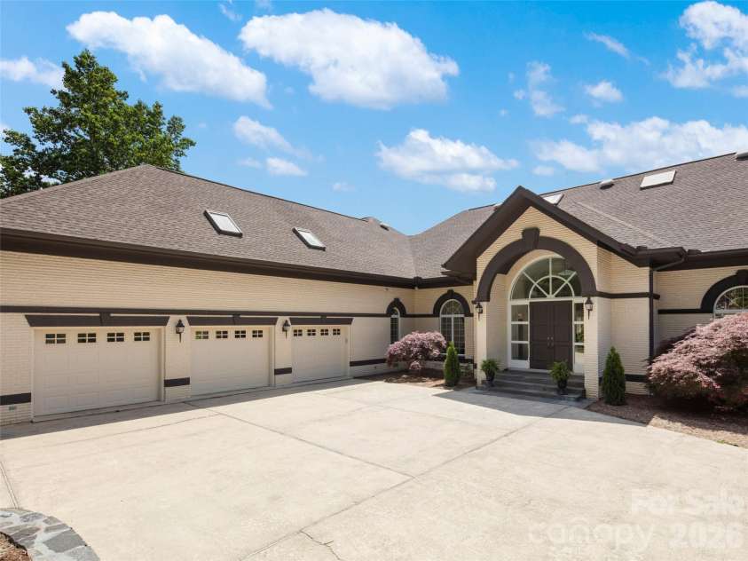 813 Rickel Drive, Hendersonville, NC 28739.  MLS# CAR4382404, YatesRealty ID 25636. 