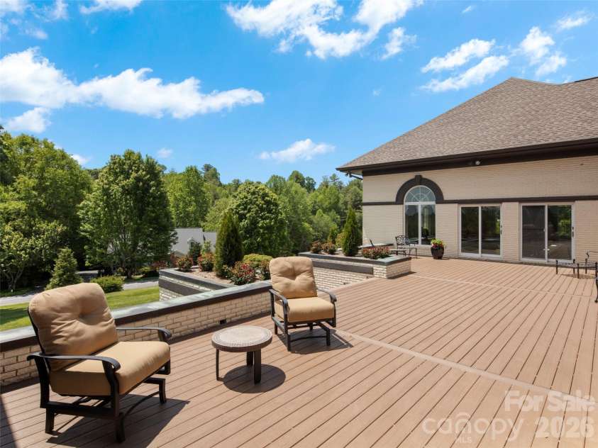 813 Rickel Drive, Hendersonville, NC 28739.  MLS# CAR4382404, YatesRealty ID 25636. 