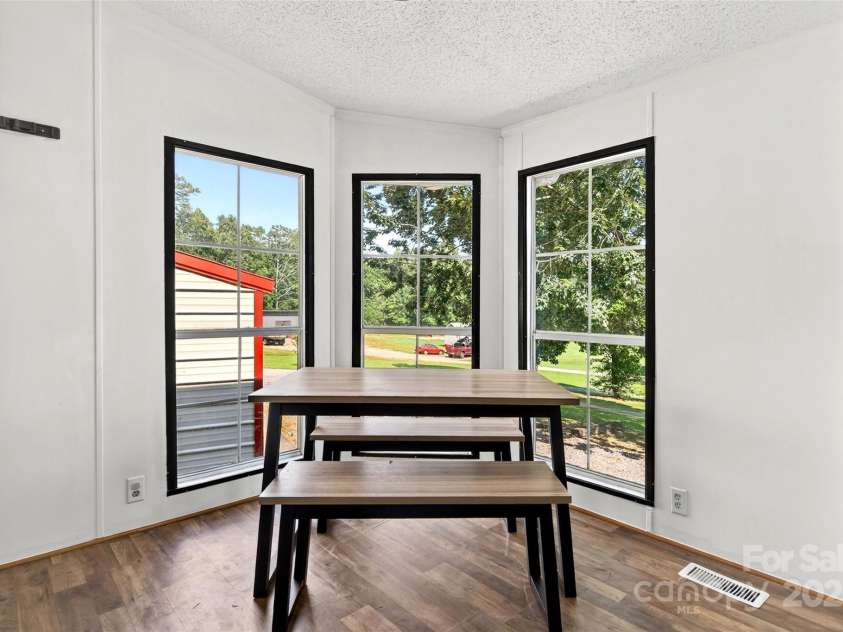 143 Diamond Cove, Nebo, NC 28761.  MLS# CAR4279762, YatesRealty ID 25637. Flex space / breakfast nook