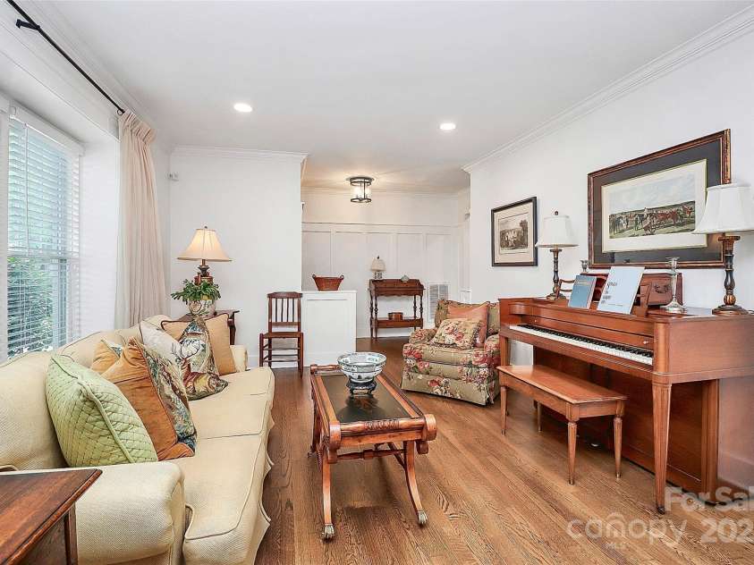 427 Lansdowne Road, Charlotte, NC 28270.  MLS# CAR4278701, YatesRealty ID 25638. 