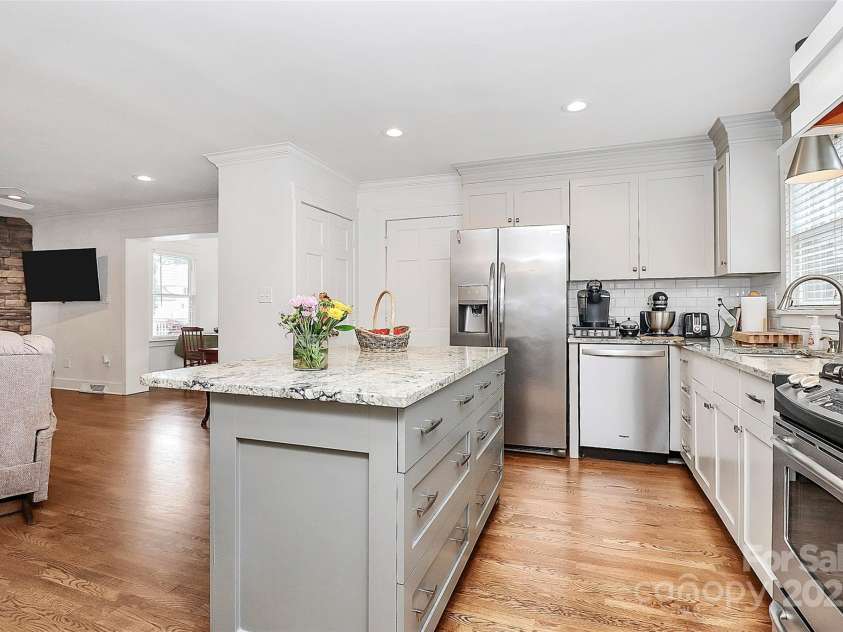427 Lansdowne Road, Charlotte, NC 28270.  MLS# CAR4278701, YatesRealty ID 25638. 