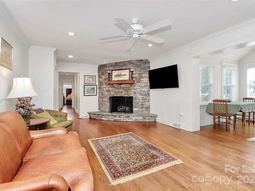427 Lansdowne Road, Charlotte, NC 28270.  MLS# CAR4278701, YatesRealty ID 25638. 