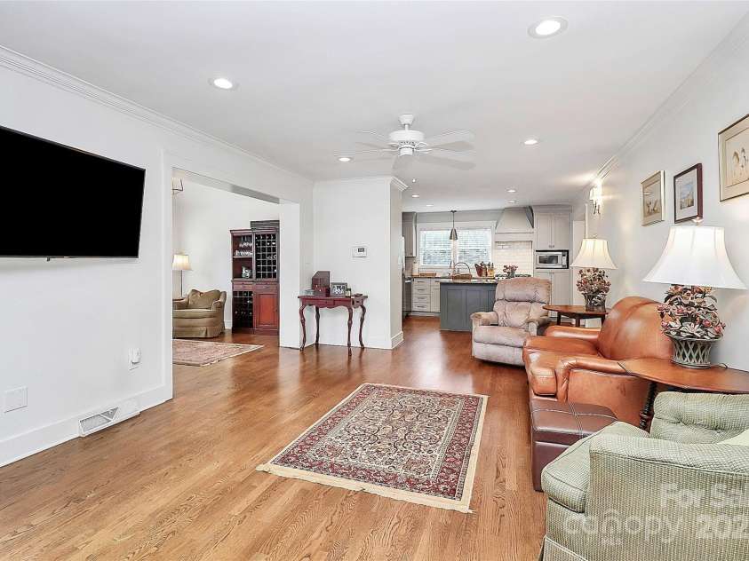 427 Lansdowne Road, Charlotte, NC 28270.  MLS# CAR4278701, YatesRealty ID 25638. 