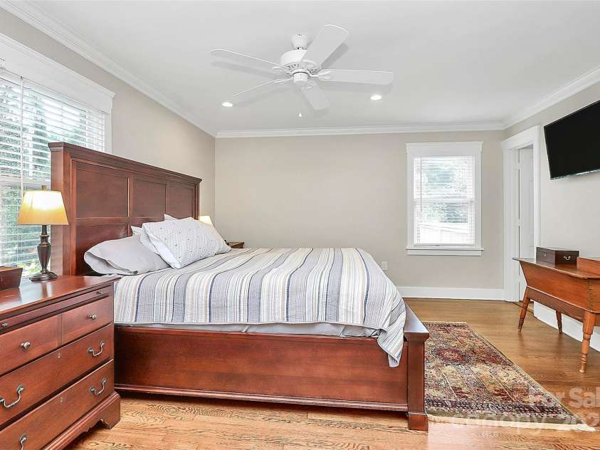 427 Lansdowne Road, Charlotte, NC 28270.  MLS# CAR4278701, YatesRealty ID 25638. 