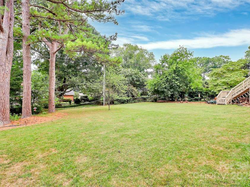 427 Lansdowne Road, Charlotte, NC 28270.  MLS# CAR4278701, YatesRealty ID 25638. 