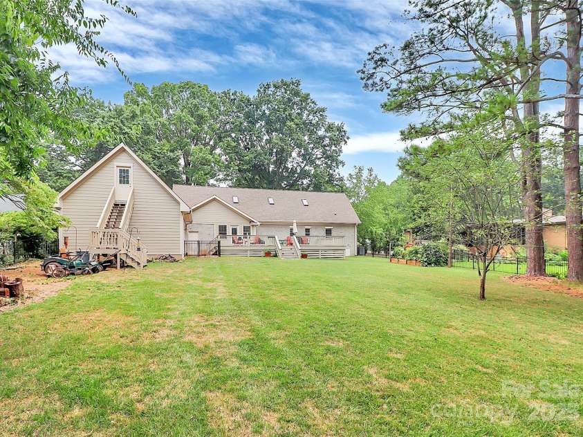 427 Lansdowne Road, Charlotte, NC 28270.  MLS# CAR4278701, YatesRealty ID 25638. 