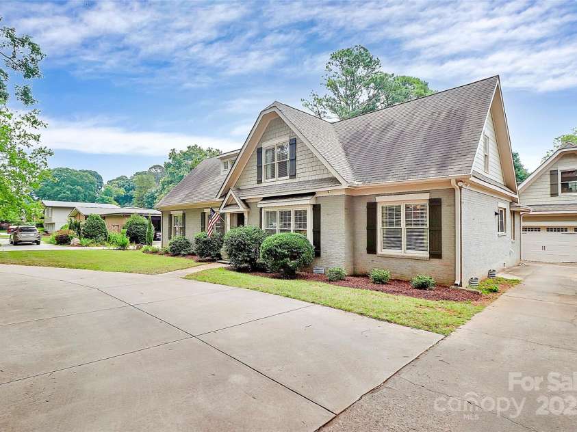 427 Lansdowne Road, Charlotte, NC 28270.  MLS# CAR4278701, YatesRealty ID 25638. 