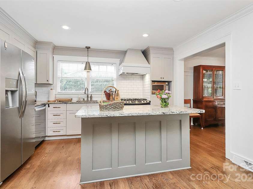 427 Lansdowne Road, Charlotte, NC 28270.  MLS# CAR4278701, YatesRealty ID 25638. Bright airy kitchen!