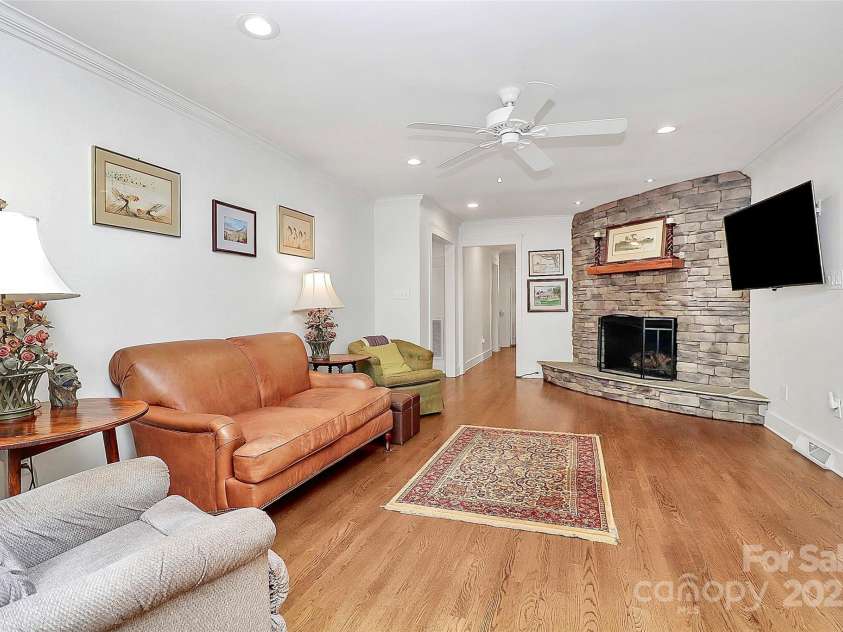 427 Lansdowne Road, Charlotte, NC 28270.  MLS# CAR4278701, YatesRealty ID 25638. Cozy den!