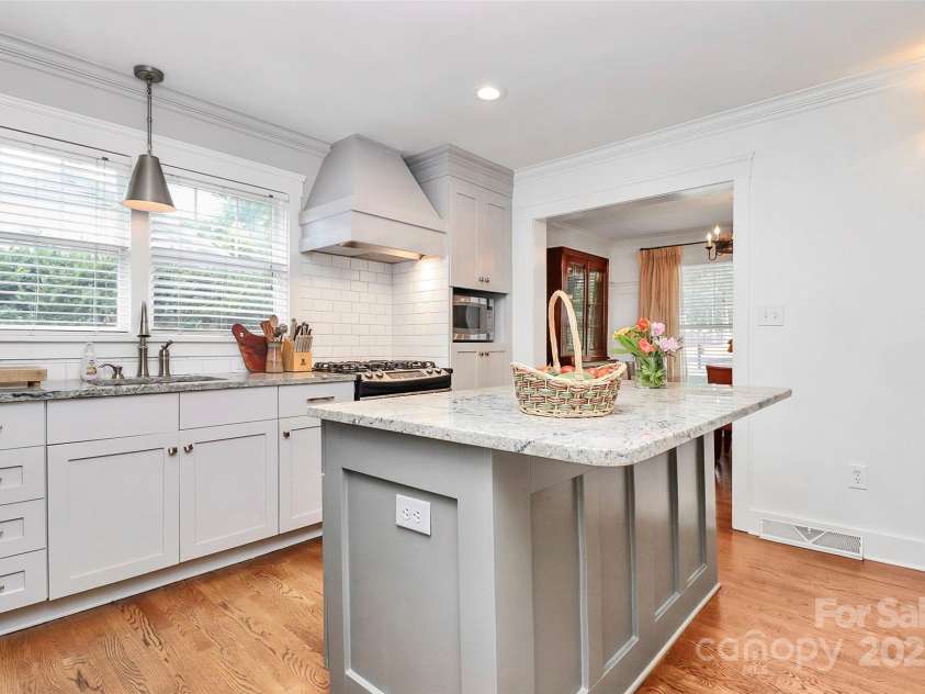 427 Lansdowne Road, Charlotte, NC 28270.  MLS# CAR4278701, YatesRealty ID 25638. Don't miss  pantry under microwave features pull out shelving!