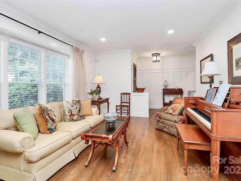 427 Lansdowne Road, Charlotte, NC 28270.  MLS# CAR4278701, YatesRealty ID 25638. Large bright windows allow for wonderful natural light!