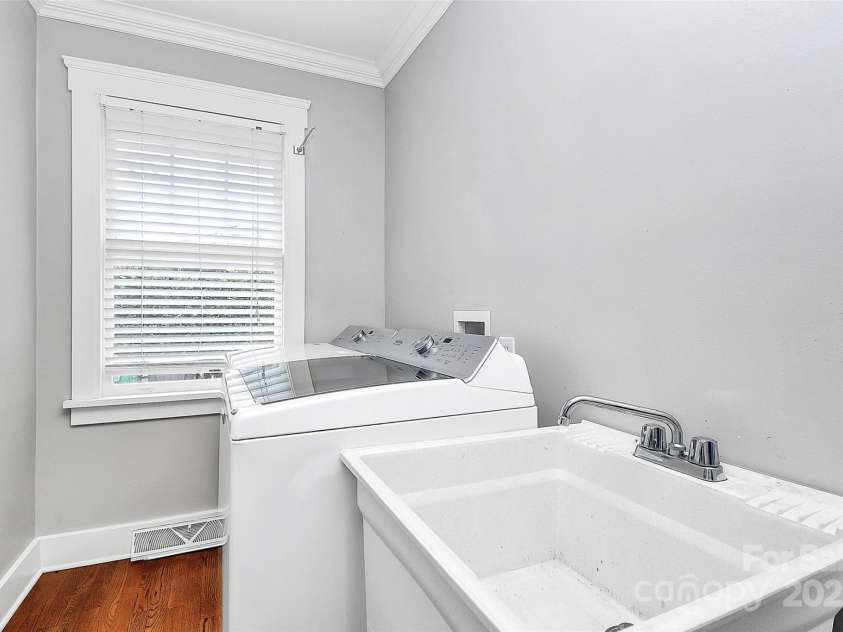 427 Lansdowne Road, Charlotte, NC 28270.  MLS# CAR4278701, YatesRealty ID 25638. Laundry room off kitchen