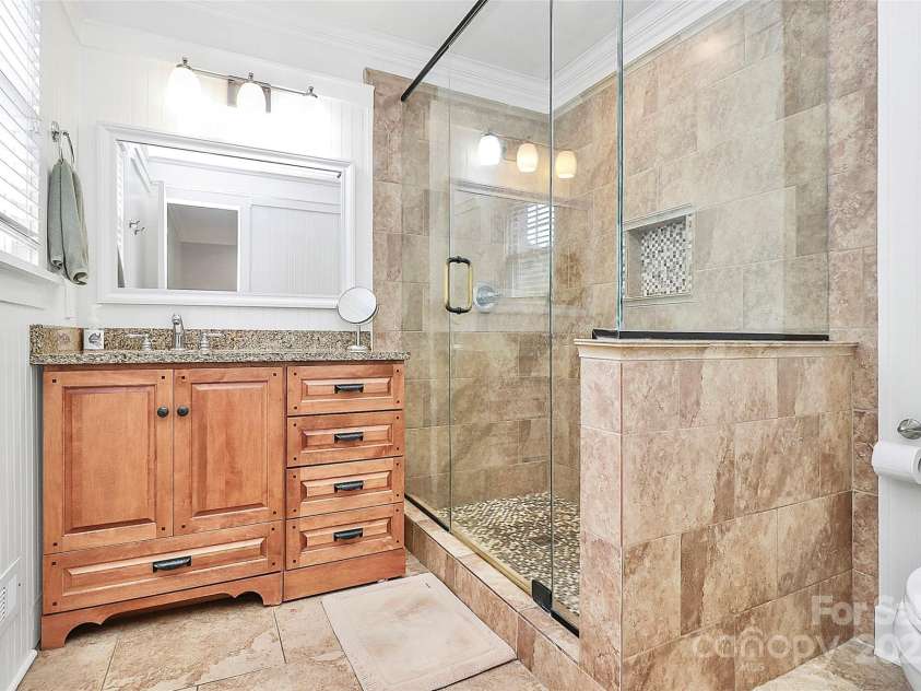 427 Lansdowne Road, Charlotte, NC 28270.  MLS# CAR4278701, YatesRealty ID 25638. Primary bath