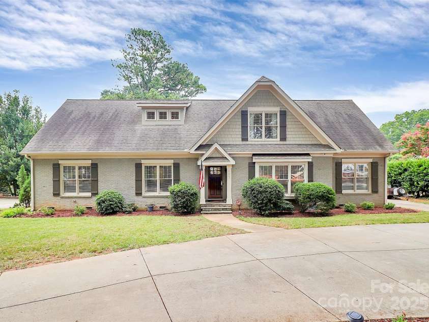 427 Lansdowne Road, Charlotte, NC 28270.  MLS# CAR4278701, YatesRealty ID 25638. Welcome home!