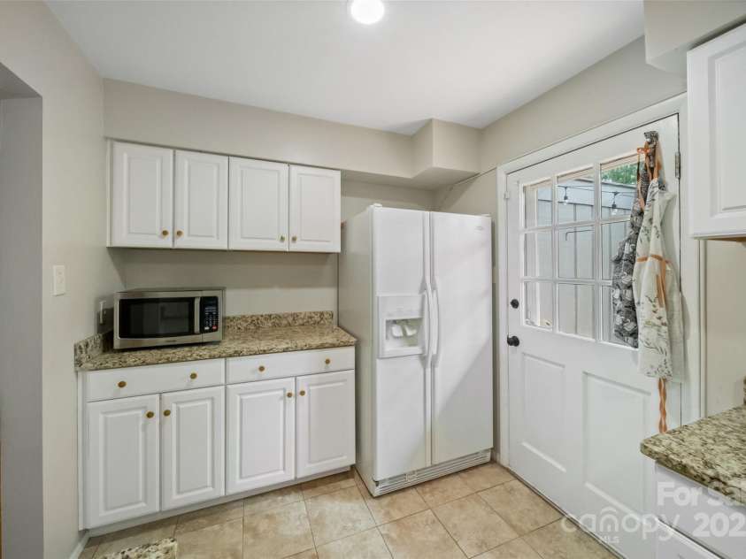 3737 Winding Creek Lane, Charlotte, NC 28226.  MLS# CAR4266288, YatesRealty ID 25641. 