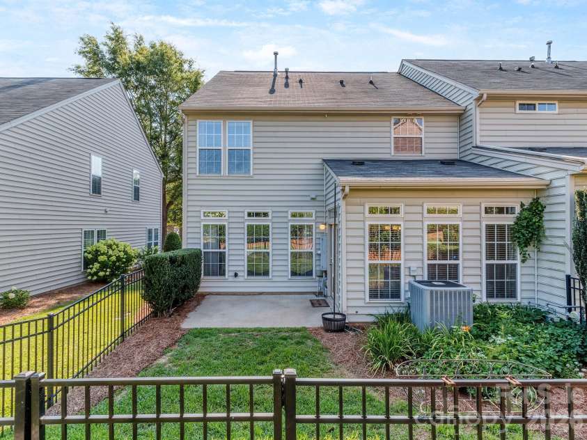 5922 Union Pacific Avenue, Charlotte, NC 28210.  MLS# CAR4341974, YatesRealty ID 25641. Fenced end unit