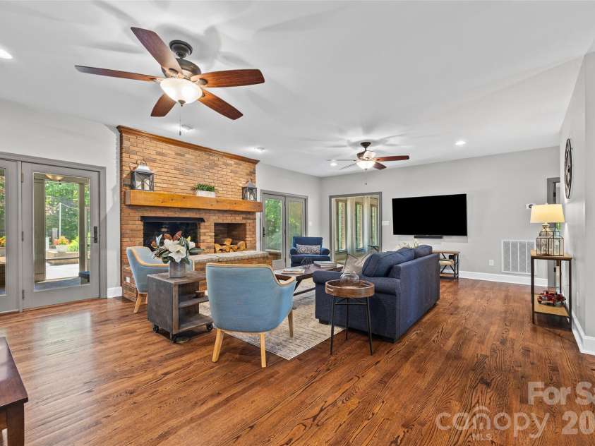 16105 Langston Drive, Charlotte, NC 28278.  MLS# CAR4383819, YatesRealty ID 25644. 