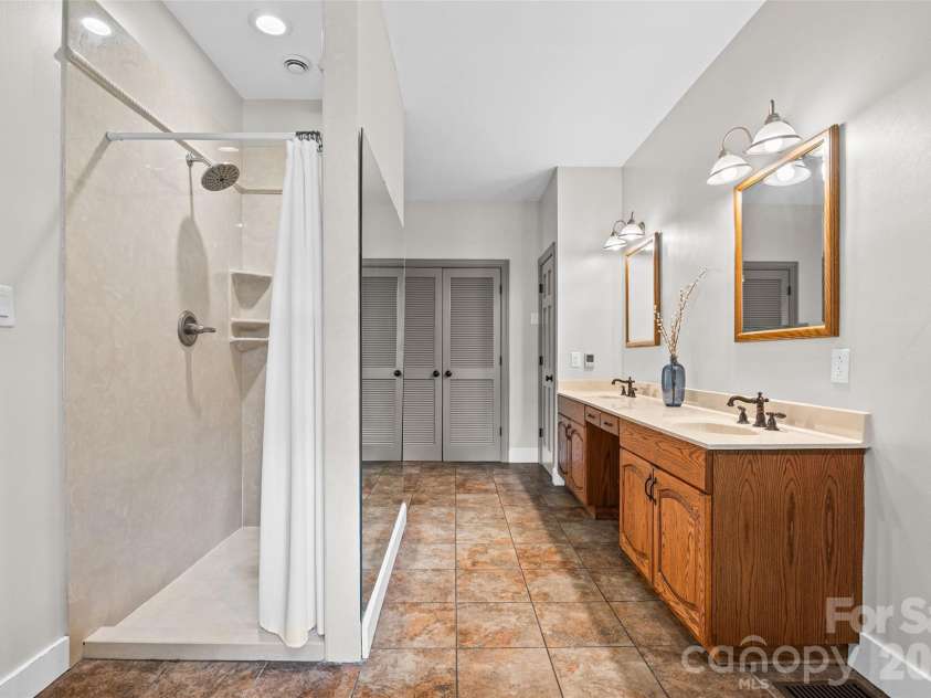 16105 Langston Drive, Charlotte, NC 28278.  MLS# CAR4383819, YatesRealty ID 25644. 