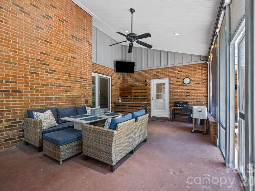 16105 Langston Drive, Charlotte, NC 28278.  MLS# CAR4383819, YatesRealty ID 25644. 