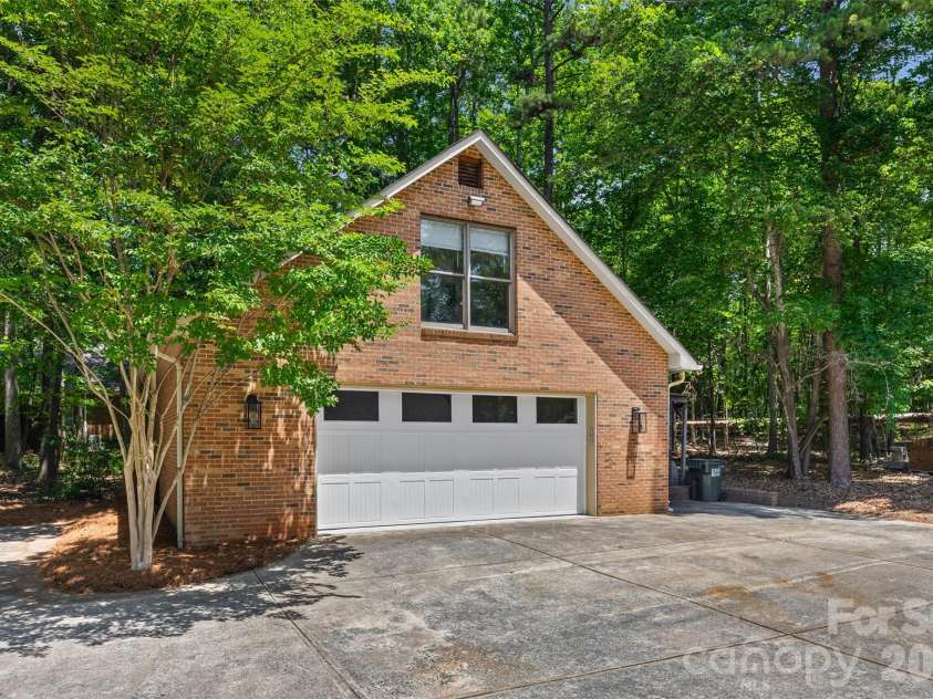 16105 Langston Drive, Charlotte, NC 28278.  MLS# CAR4383819, YatesRealty ID 25644. 